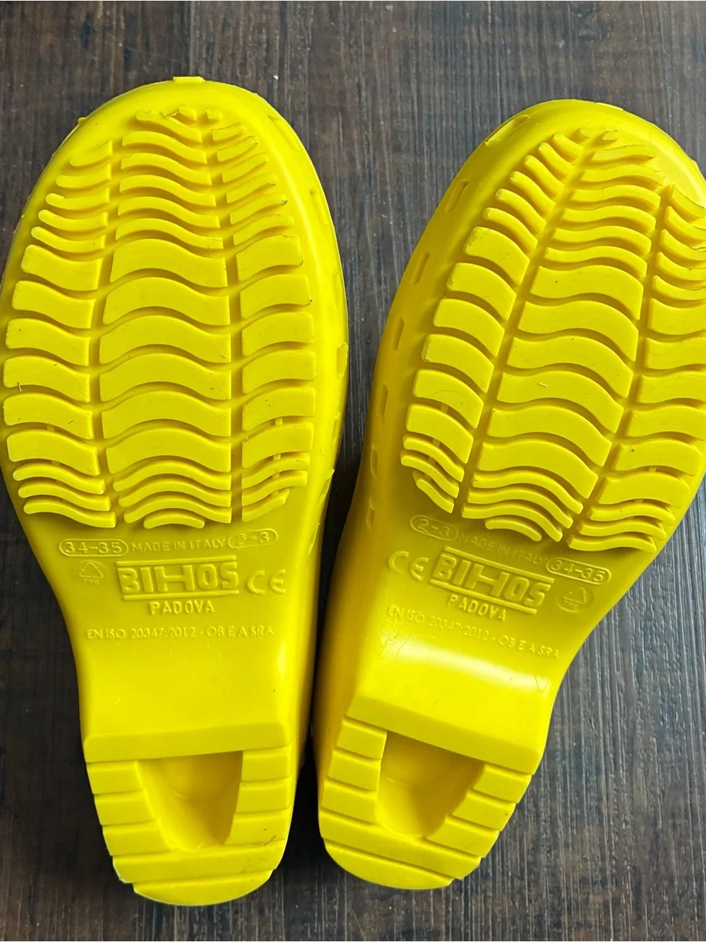 CaliZup Men's Yellow Slip-On Clogs